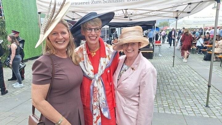 Extravagante Modelle bei der Königsparade: Neusser Damen beweisen Mut zum Hut