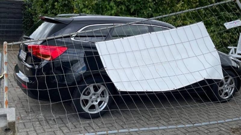 Bauzaun kracht auf Auto: Willicherin wartet auf Geld von der Stadt