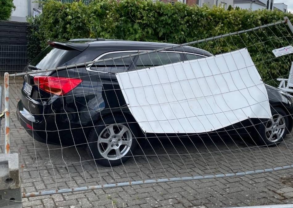 Bauzaun kracht auf Auto: Willicherin wartet auf Geld von der Stadt