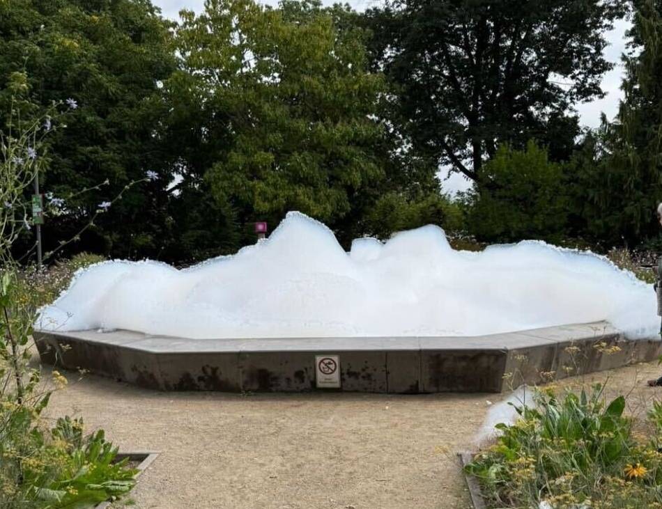 Umweltdelikt in Mönchengladbach: Schaum quillt aus Brunnen im Bunten Garten