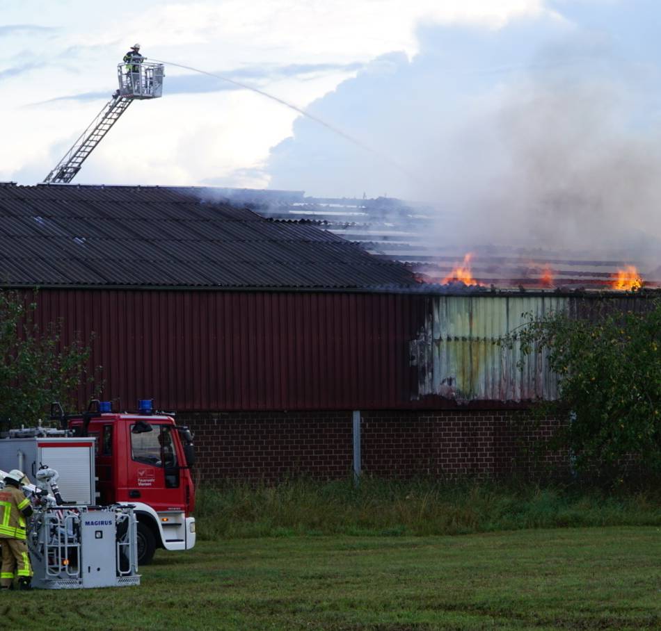 Großfeuer in Schwalmtal-Dilkrath: 150 Einsatzkräfte bezwangen Brand eines Reifenlagers