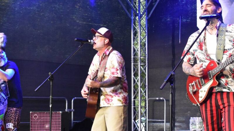 Vereinigung von Schlager- und Rock ’n’ Roll-Welt: Kultur im Ringenberger Schlosspark – Womit Rebel Tell das Publikum begeistert