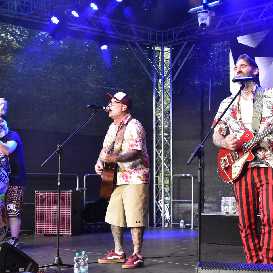Vereinigung von Schlager- und Rock ’n’ Roll-Welt: Kultur im Ringenberger Schlosspark – Womit Rebel Tell das Publikum begeistert
