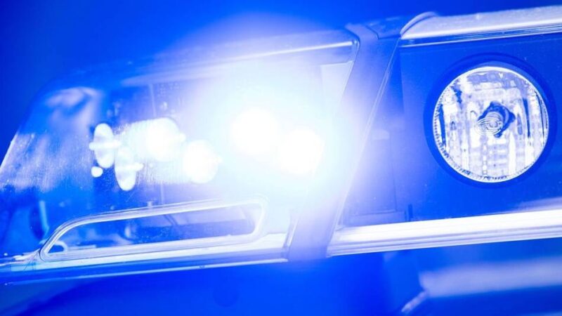 Personen leicht verletzt: Streit mit rund 50 Beteiligten führt zu Polizeieinsatz