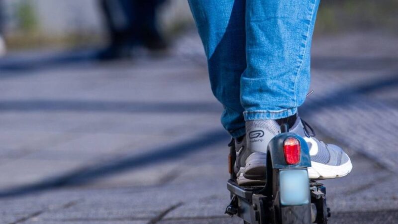 Unfallflucht in Dinslaken: E-Scooter-Fahrer verletzt sich bei Zusammenstoß mit Pedelec