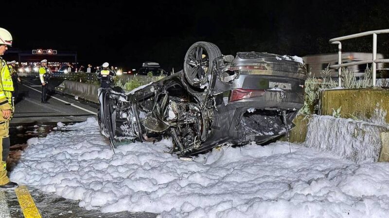 Verletzte bei Unfall nahe Solingen: Auto überschlägt sich und geht in Flammen auf
