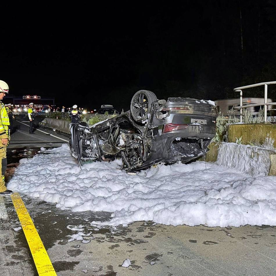 Verletzte bei Unfall nahe Solingen: Auto überschlägt sich und geht in Flammen auf