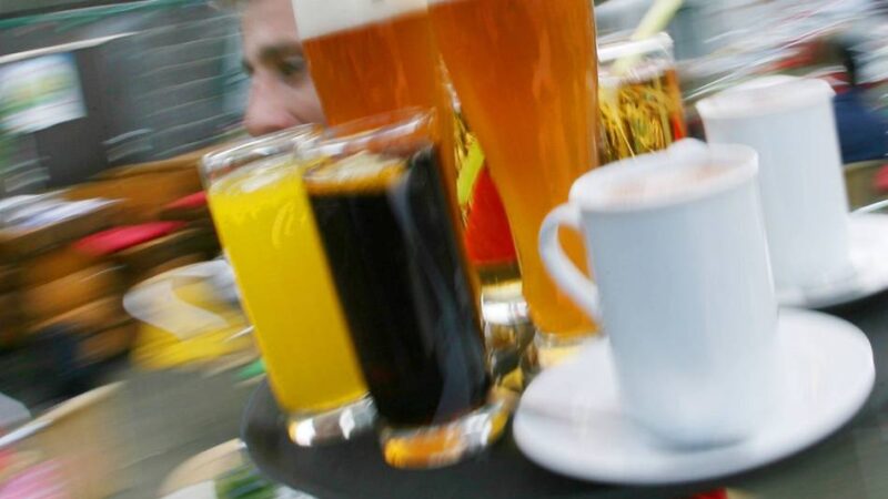 Wie Gewerkschaft und Arbeitgeber im Kreis Mettmann um Überstunden ringen: Müssen oder wollen Gastro-Beschäftigte manchmal länger arbeiten?