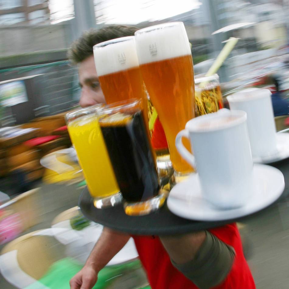Wie Gewerkschaft und Arbeitgeber im Kreis Mettmann um Überstunden ringen: Müssen oder wollen Gastro-Beschäftigte manchmal länger arbeiten?