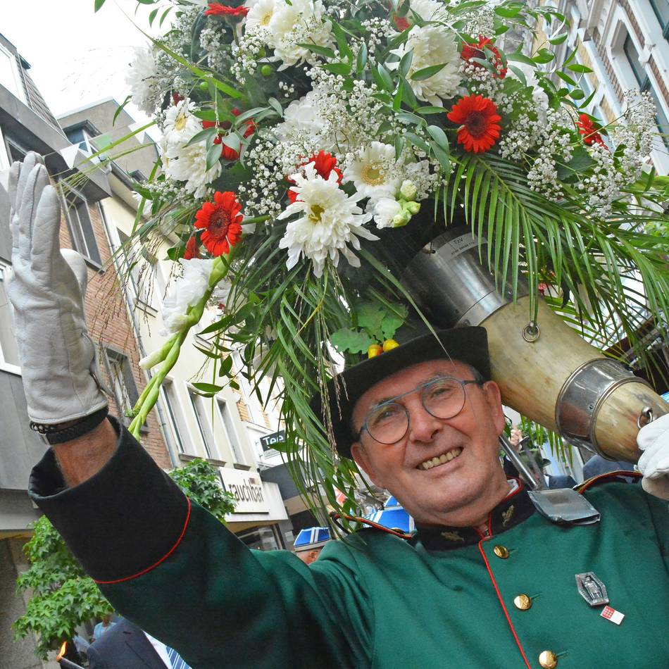 Blickfang beim Schützenfest: So entstehen die prachtvollen Blumenhörner für die Königsparade in Neuss