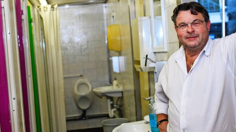 Toilettenwagen-Betreiber: Jürgen Hütten ist der stille Star der Neusser Kirmes