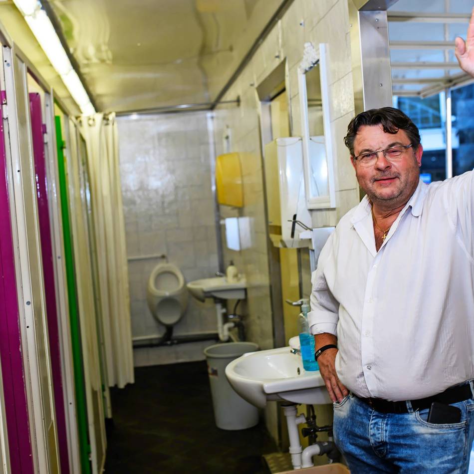 Toilettenwagen-Betreiber: Jürgen Hütten ist der stille Star der Neusser Kirmes