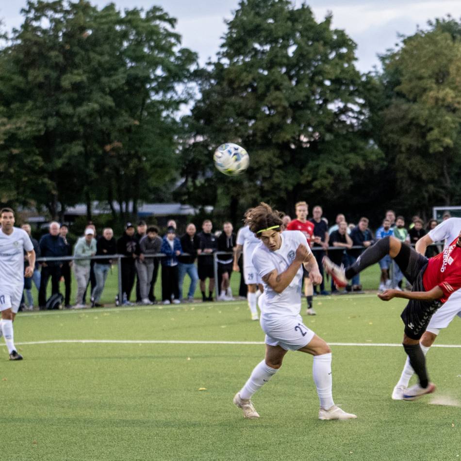 Mehr als 500 Zuschauer sehen Derby der besten Teams im Rhein-Kreis Neuss: Gewitter, emotionaler Fight, aber keine Tore