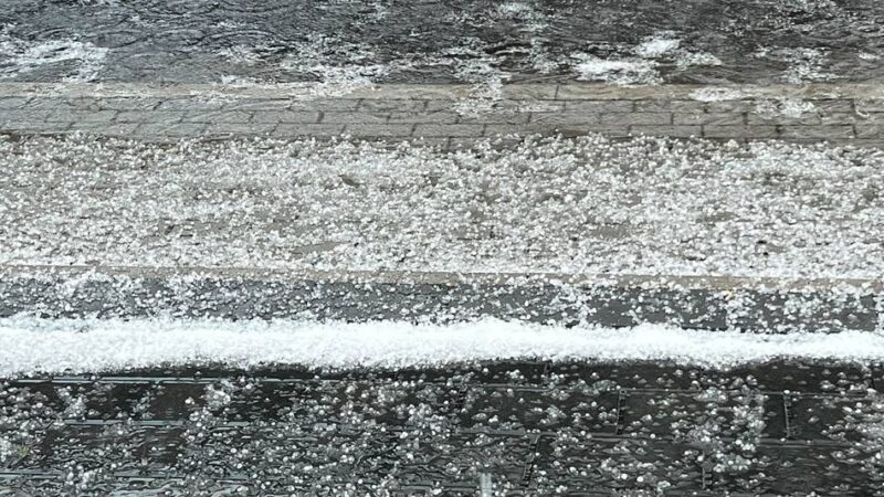 Hagel, Sturm und Starkregen: Heftiges Gewitter über Korschenbroich – Straßen werden zu Hagelflüssen