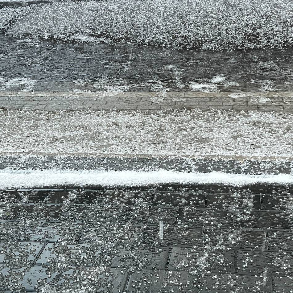 Hagel, Sturm und Starkregen: Heftiges Gewitter über Korschenbroich – Straßen werden zu Hagelflüssen