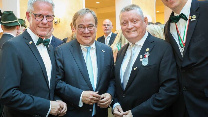 Orden Alabonnör für Neusser Politik-Urgestein: … weil Gröhe für die Heimat brasselt!
