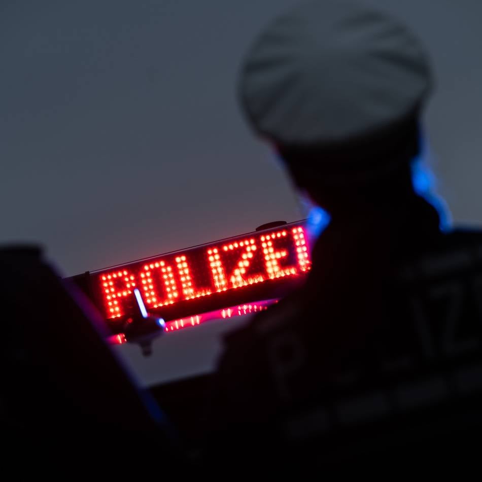 Panne auf der A44n: Lkw bleibt auf „Tagebau-Highway“ liegen – Kran-Einsatz und Vollsperrung