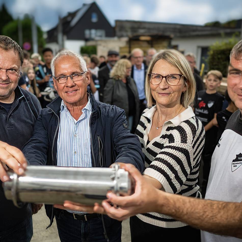 Meilenstein am Schlangenberg: Grundstein für neue Kabinen bei TuSpo Richrath gelegt