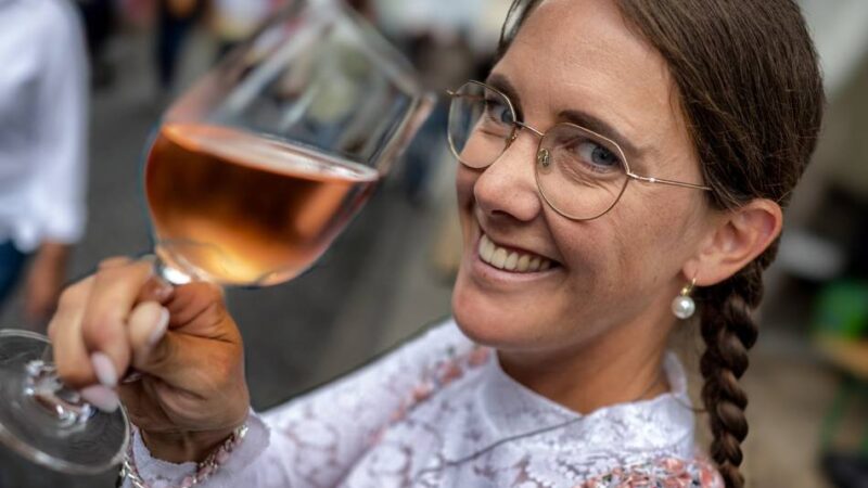 Genuss aus dem Glas: Weinfest lockt zahlreiche Besucher in die Monheimer Altstadt