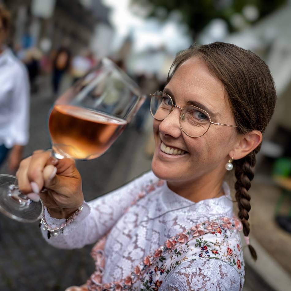 Genuss aus dem Glas: Weinfest lockt zahlreiche Besucher in die Monheimer Altstadt