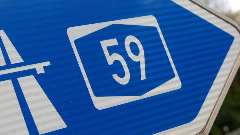 Möglicher internistischer Notfall: Schwerer Verkehrsunfall auf der A 59 bei Duisburg – eine Person schwer verletzt