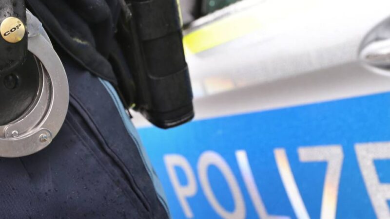 Trickdiebstahl in Dinslaken: Trio klaut einer 64-Jährigen die Goldkette vom Hals