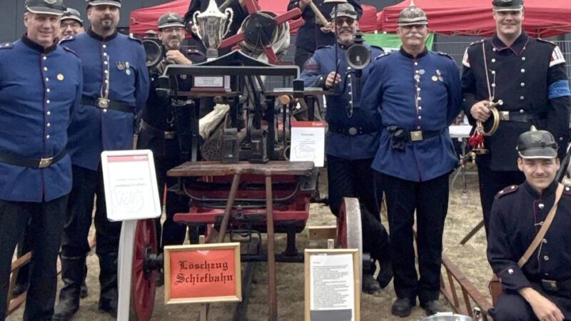 Feuerwehr Willich: Löschzug Schiefbahn gewinnt „Historischen Handdruckspritzen-Wettbewerb“