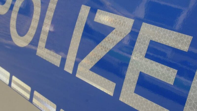 Polizei in Mönchengladbach: Fahrer flüchtet nach Unfall mit jungen Fahrradfahrern