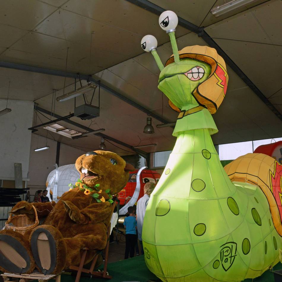 Schützenfest 2025 in Grevenbroich: Minnie Mouse und eine XXL-Schnecke beim Fackelzug