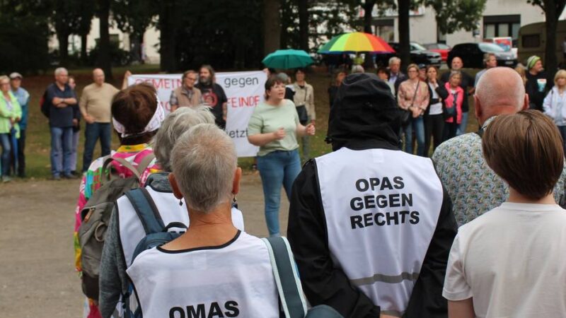 „Nationale Jugend Neuwerk“ bricht Gegenprotest ab: 250 Mönchengladbacher demonstrieren gegen Rechtsextremismus