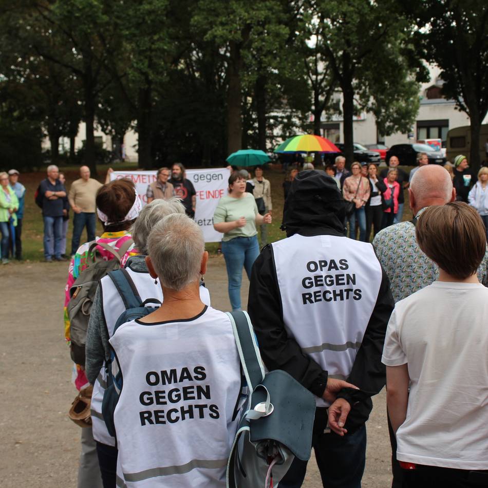 „Nationale Jugend Neuwerk“ bricht Gegenprotest ab: 250 Mönchengladbacher demonstrieren gegen Rechtsextremismus