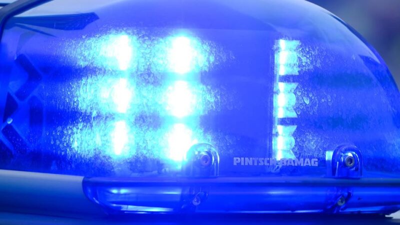 Zahlreiche Autoaufbrüche in Wesel: Unbekannte schneiden Loch in Hecktür und stehlen Werkzeug
