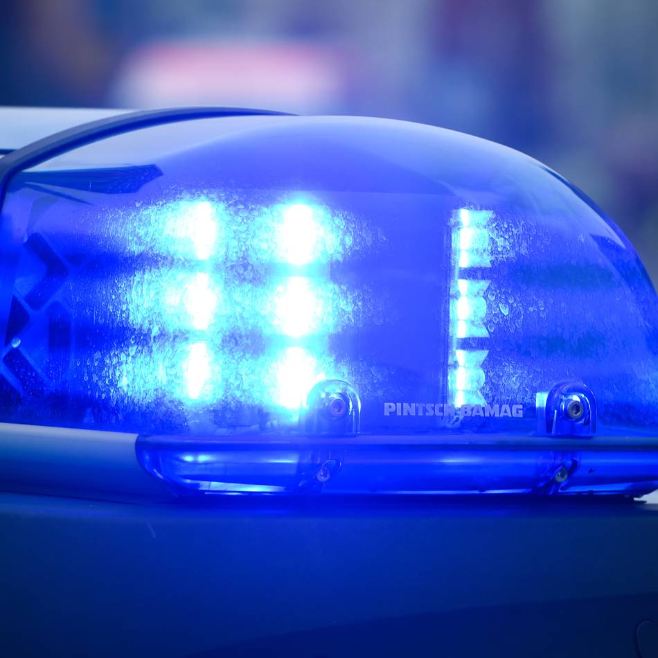Zahlreiche Autoaufbrüche in Wesel: Unbekannte schneiden Loch in Hecktür und stehlen Werkzeug
