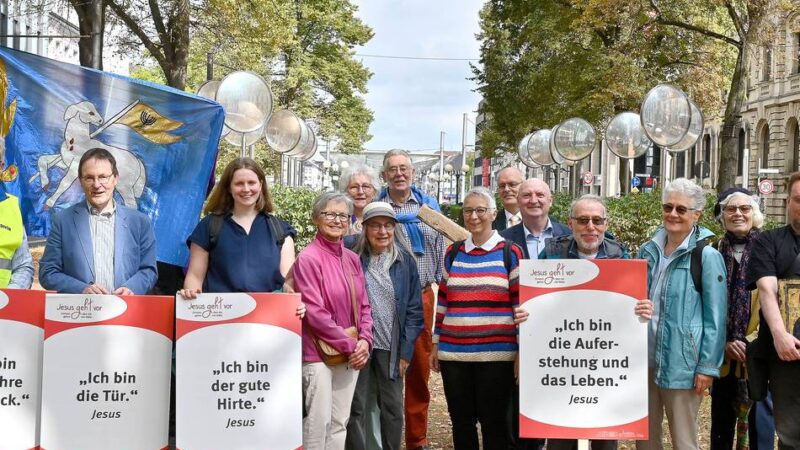 Siebter Wallgang durch die City: Eine kleine Pilgerreise durch Krefeld