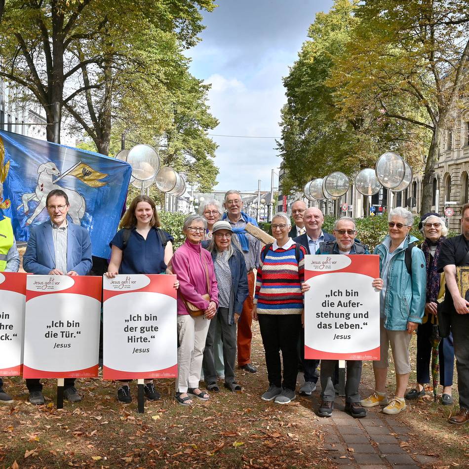 Siebter Wallgang durch die City: Eine kleine Pilgerreise durch Krefeld