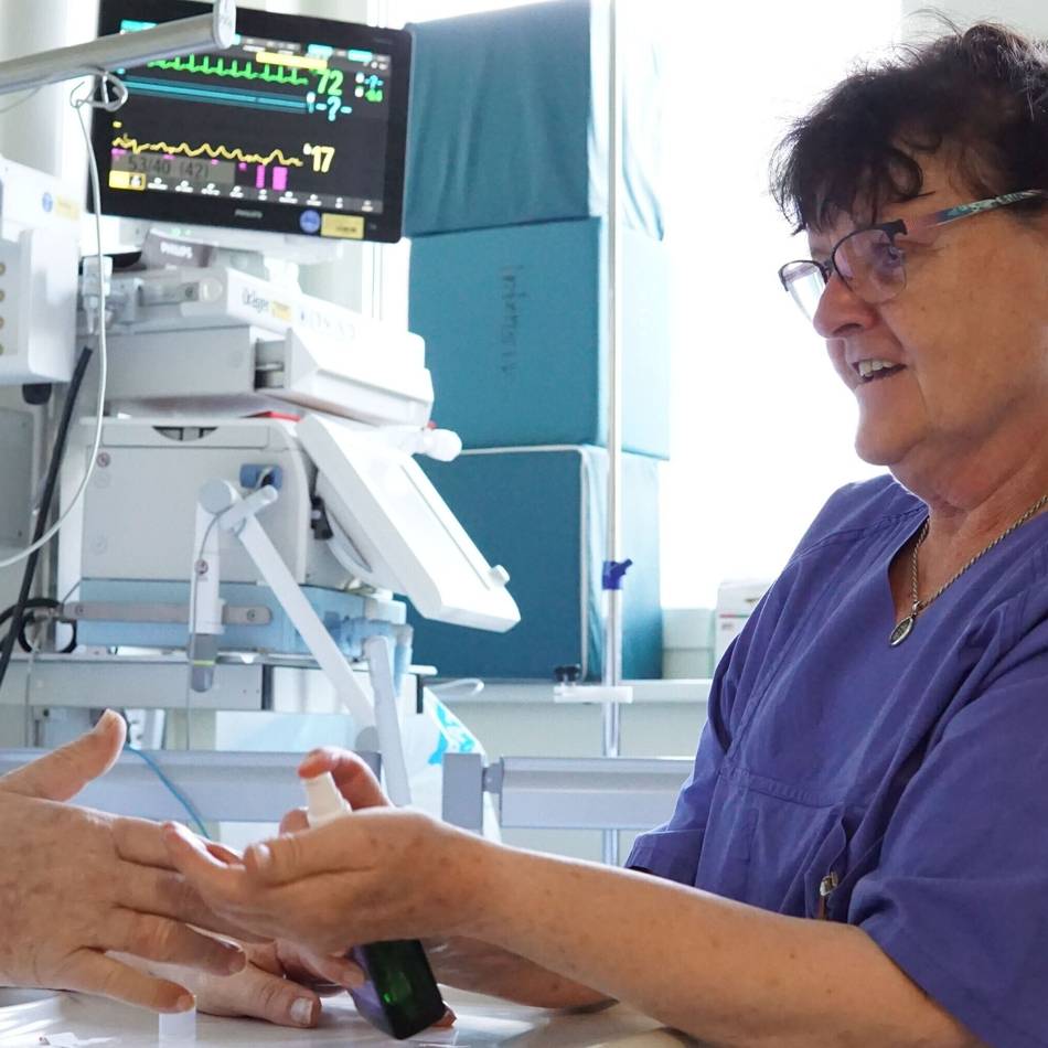 Nette Menschen Krankenschwester Gertrud Bollessen: Leiterin der Intensivstation geht nach 35 Jahren in den Ruhestand