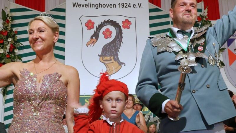 Krönung beim Schützenfest 2025: Tim Weitz übernimmt das Königszepter in Wevelinghoven