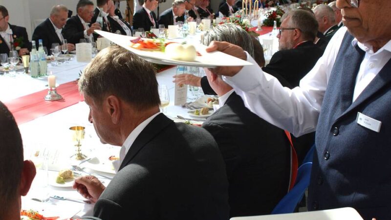Festliche Tafel beim Neusser Schützenfest: „Feudal, aber cool“ – so geht es zu beim Königsmahl im Zeughaus