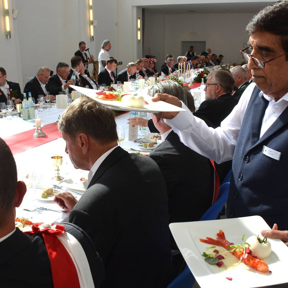 Festliche Tafel beim Neusser Schützenfest: „Feudal, aber cool“ – so geht es zu beim Königsmahl im Zeughaus