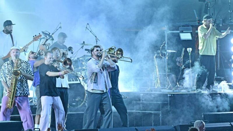 Auftritt in Mönchengladbach: Querbeat bringt das Schloss zum Beben