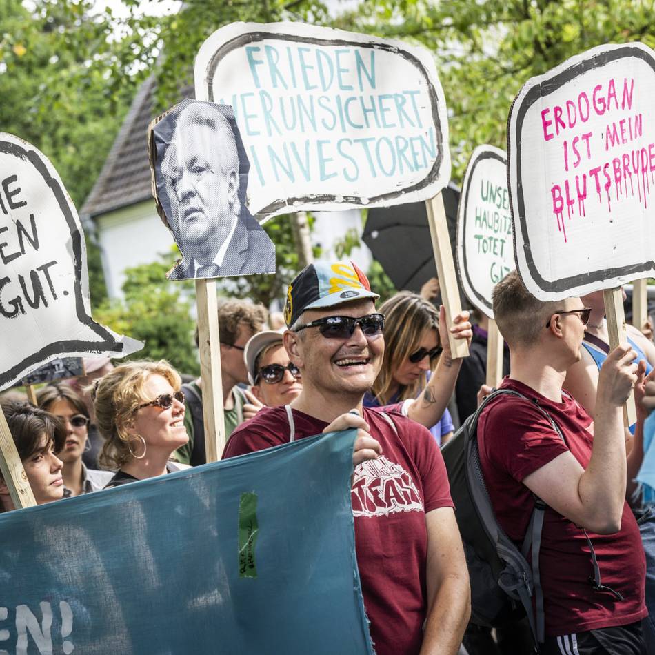 Großeinsatz der Polizei: Hunderte Demonstranten und Pyrotechnik bei Rheinmetall-Demo in Meerbusch