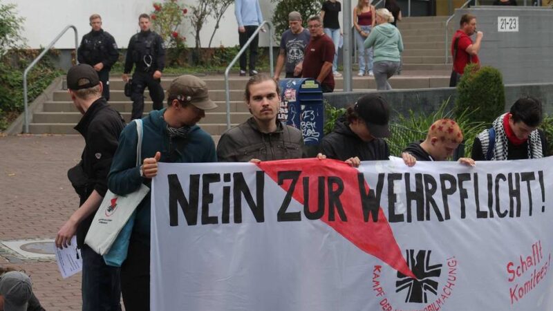 Polizeieinsatz am Berufskolleg Opladen: Spontandemo gegen die Wehrpflicht