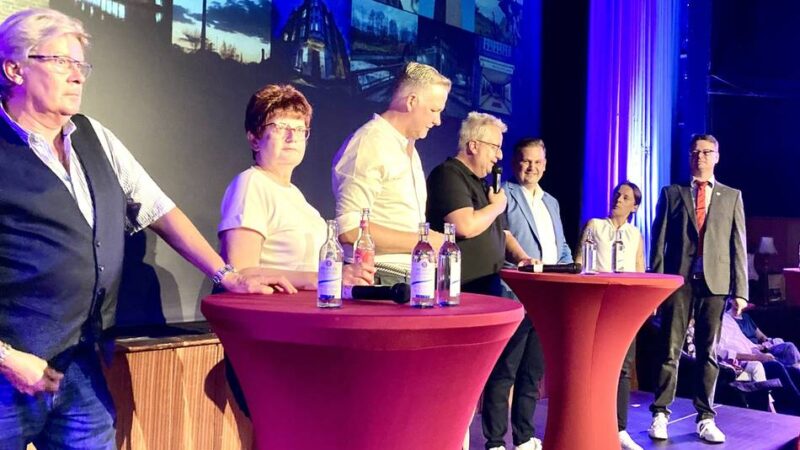 Unterhaltsamer Wahlkampf im Weseler Kulturspielhaus Scala: „Meine erste Tat im Amt: Ich gebe Sprengauftrag für die Niederrheinhalle“