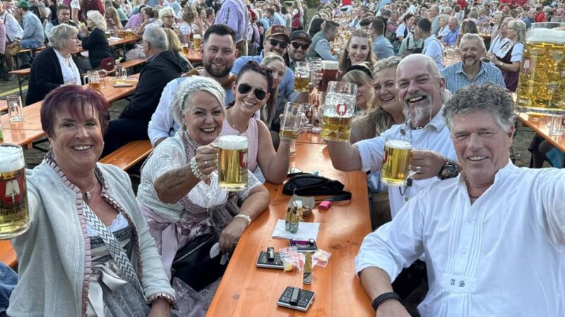 Oktoberfest-Party an der Xantener Südsee: Sommer-Wiesn enden erst nach zwei Zugaben der Band