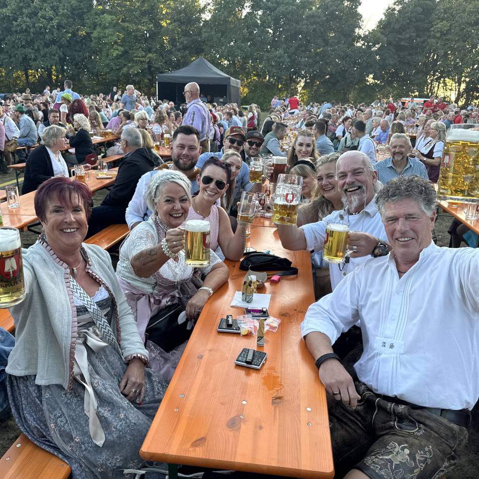 Oktoberfest-Party an der Xantener Südsee: Sommer-Wiesn enden erst nach zwei Zugaben der Band