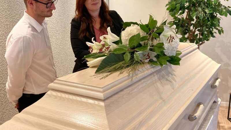 Ausbildung bei Dormagener Bestatter: „Dann tanzen wir auch Limbo um die Urne“