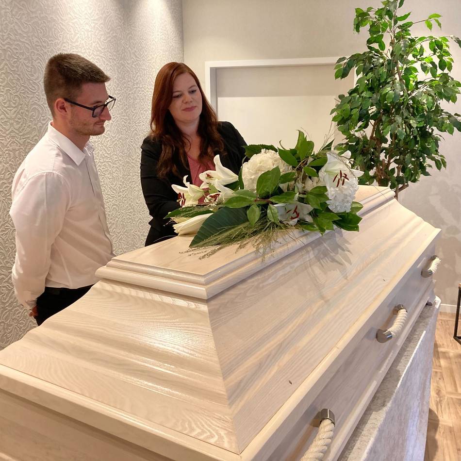 Ausbildung bei Dormagener Bestatter: „Dann tanzen wir auch Limbo um die Urne“