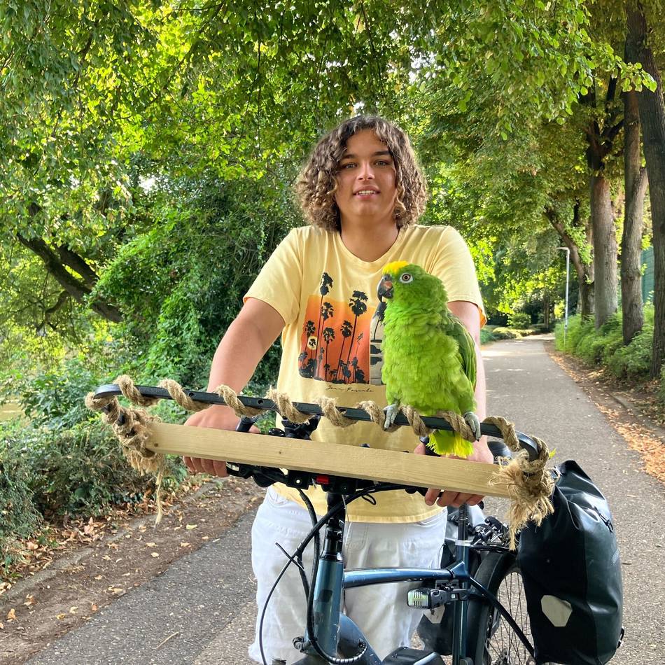 „Sie hat ihren eigenen Kopf“: Erkelenzer war auf Fahrradtour mit seinem Papagei