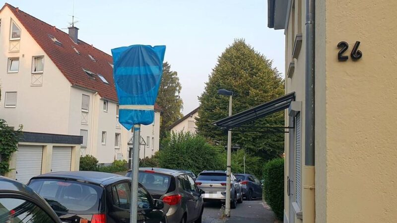 Die Straßen von Solingen: Neues Verkehrsschild mit Müllsack verhüllt