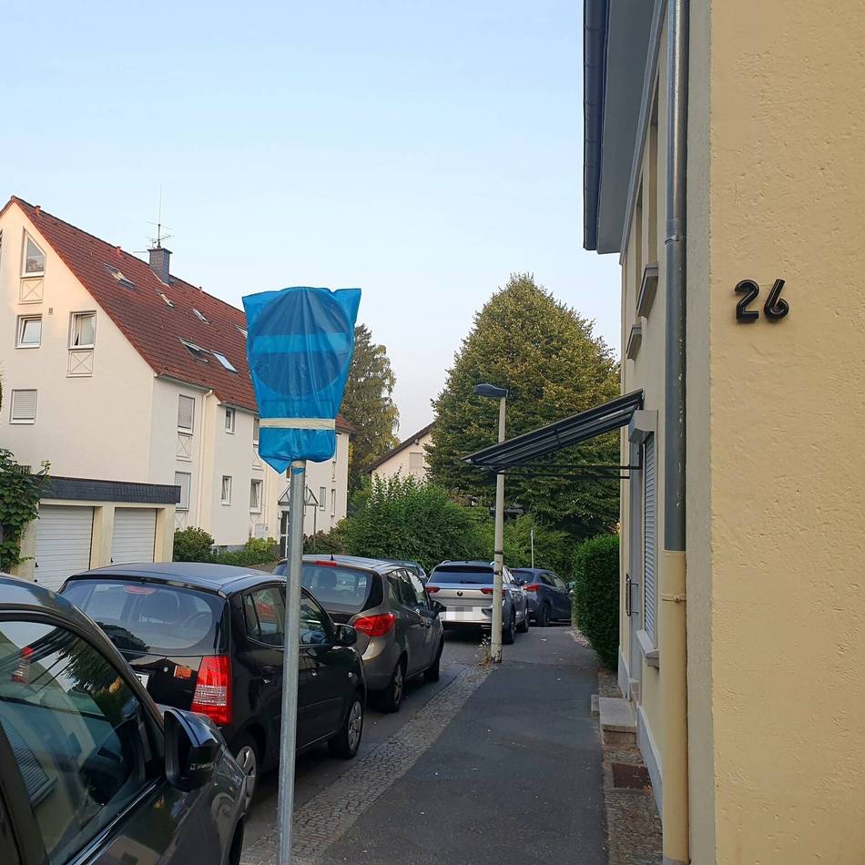 Die Straßen von Solingen: Neues Verkehrsschild mit Müllsack verhüllt